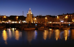 Ночные огни в городе Марсель, Франция