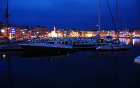 Ночные огни в порту в городе Марсель, Франция