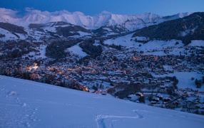 Ночные огни на горнолыжном курорте Межев, Франция