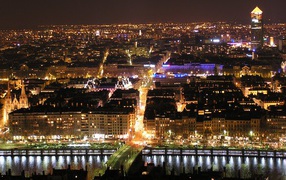 Ночная панорама в городе Лион, Франция