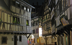 Ночная улица в городе Страсбург, Франция