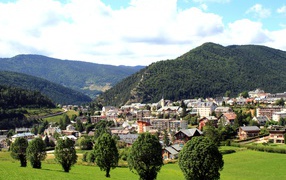 Панорама города на курорте Виллар-де-Ланс, Франция