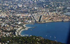 Панорама города на курорте Антибы, Франция