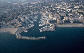 Панорама города на курорте Порт Де Фрежюс, Франция