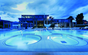 Бассейн на курорте Эвиан, Франция