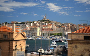 Порт на фоне холма в городе Марсель, Франция