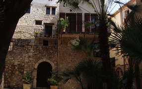 Тихий дворик на курорте Антибы, Франция