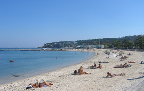 Отдых на пляже на курорте Антибы, Франция