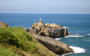 Каменистый берег на курорте Биарриц, Франция