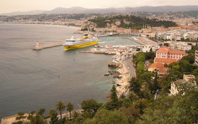 Лайнер в порту в городе Ницца, Франция