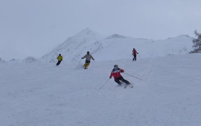 Катание на лыжах на горнолыжном курорте Лез Арк, Франция