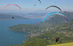 Парашютисты в городе Аннеси, Франция