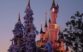 Заснеженные ели в Диснейленде, Франция