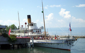 Пароход у пристани на курорте Эвиан, Франция