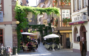 Уличное кафе в городе Страсбург, Франция