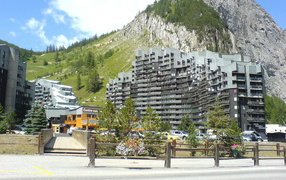 Летний пейзаж на горнолыжном курорте Валь д'Изер, Франция