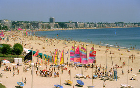 Летний отдых на пляже на курорте Ла Боль, Франция