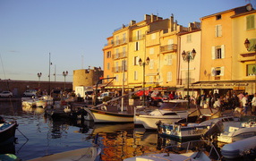 Закат в порту на курорте Сен-Тропе, Франция