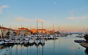 Закат на курорте Порт Де Фрежюс, Франция
