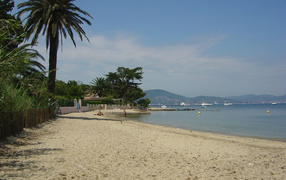 Пляж на курорте Сен-Тропе, Франция