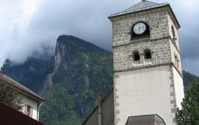 Башня с часами на горнолыжном курорте Самоен, Франция