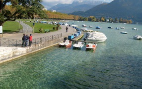 Набережная озера в городе Аннеси, Франция