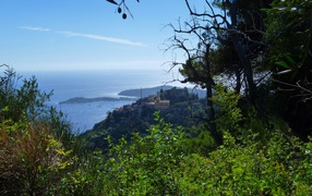 Вид с холма на курорте Эз, Франция