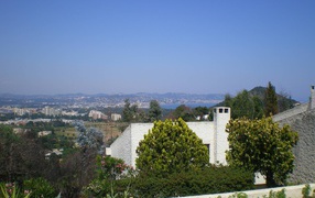 Вид с холма на курорте Манделье ля Напуль, Франция