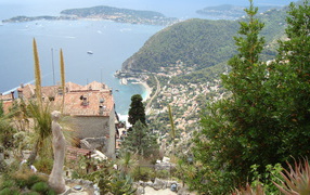 Вид на залив на курорте Эз, Франция