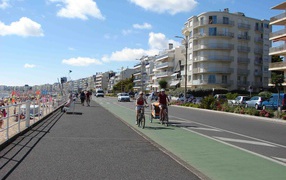 Прогулка по набережной на курорте Ла Боль, Франция