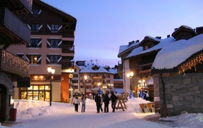 Прогулка по улице на горнолыжном курорте Лез Арк, Франция