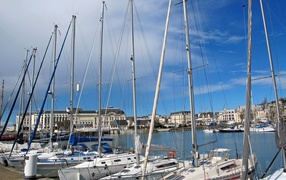 Яхты у причала на курорте Довиль, Франция