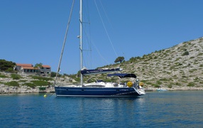 Яхта у берега на курорте Порт Де Фрежюс, Франция