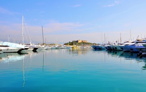 Яхты в порту на курорте Антибы, Франция