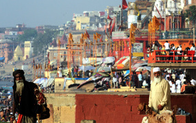 Житель Варанаси с козами