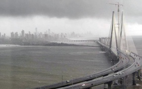 Мост в Мумбае во время шторма