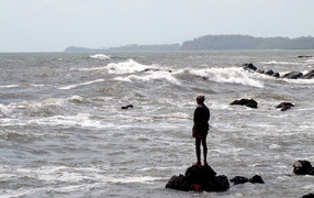 Мужчина ловит рыбу в Гоа
