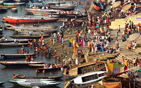 Множество лодок и берегов Варанаси