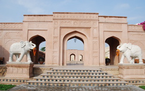 Скульптуры слонов в Агре