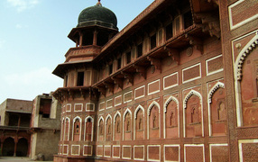 Стены форта в Агре