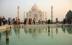 Туристы на фоне мавзолея-мечети Тадж-Махал в Агре