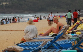 Туристы на пляже в Баге