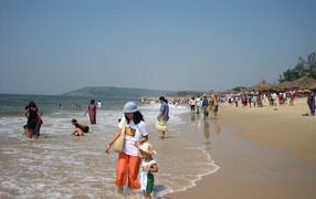 Туристы на пляже в Гоа