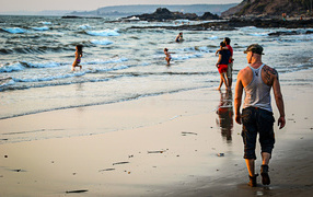 Туристы на пляже в Вагаторе