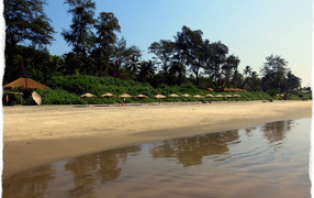 Зонтики на пляже в Ашвеме
