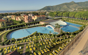 Отель на побережье в Лоано, Италия