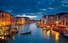 Прогулка на гондоле по каналам в Венеции, Италия