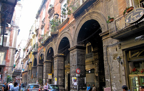 Прогулка по старинным улочкам в Неаполе, Италия