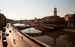 Полуденное солнце над каналом в Пизе, Италия