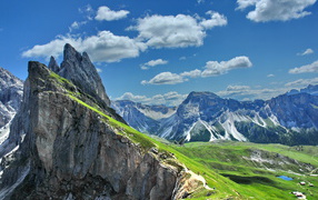 Альпы летом на горнолыжном курорте Валь Гардена, Италия